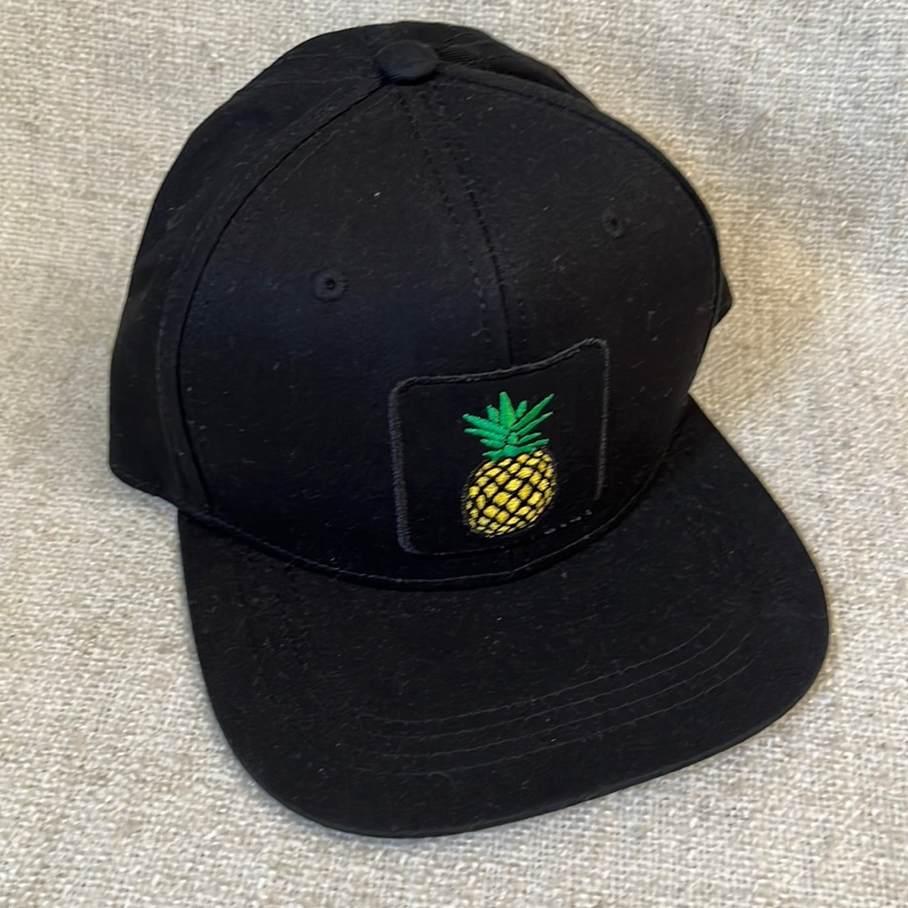 🔥Mens snap back baseball cap. Black with embroidered detail.